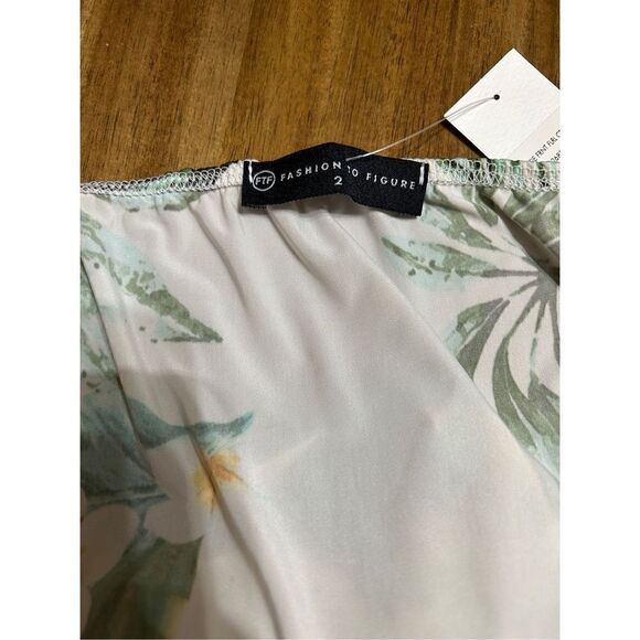 Fashion to Figure Floral Tie Front Crop Top Plus Size 2X - Picture 4 of 6